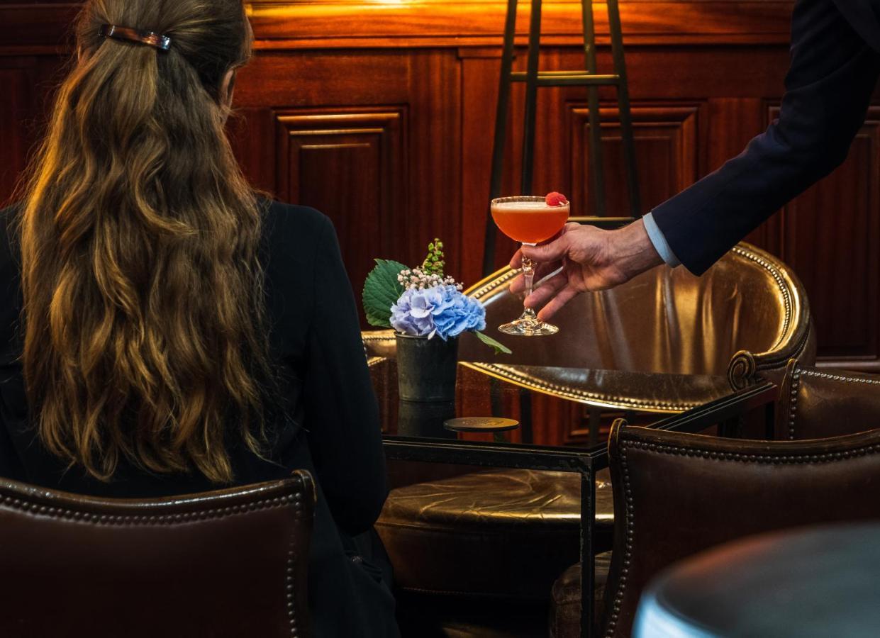 Hotel Pont Royal Париж Екстер'єр фото A bartender serving a cocktail