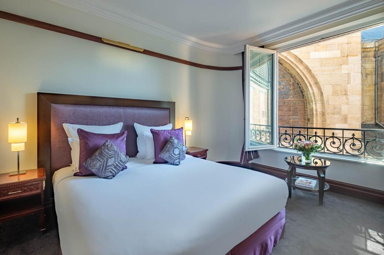 Hotel Pont Royal Париж Екстер'єр фото A bedroom at the hotel