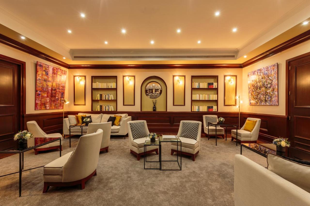 Hotel Pont Royal Париж Екстер'єр фото The Club Lounge at the airport