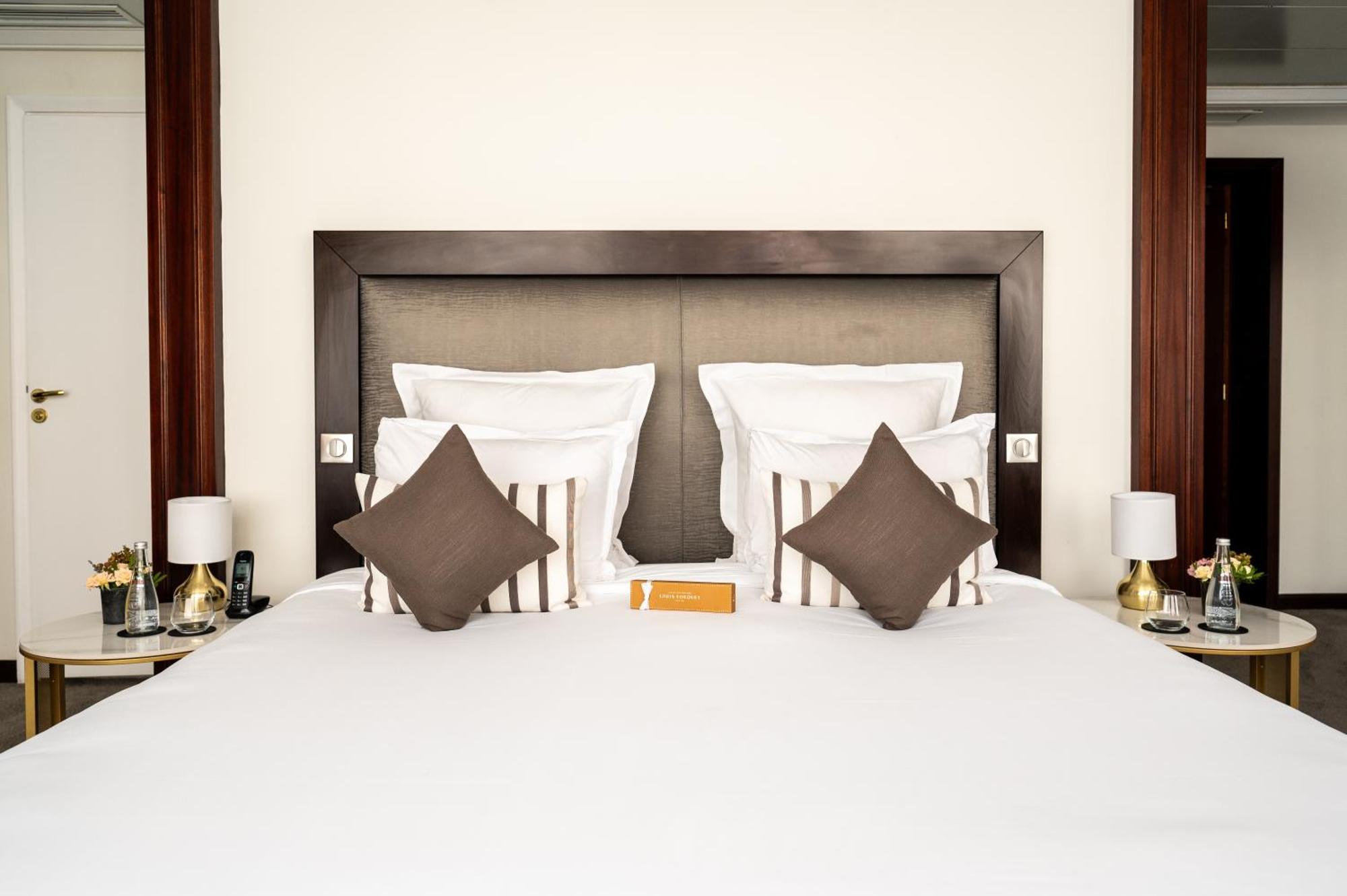 Hotel Pont Royal Париж Екстер'єр фото A bedroom at the hotel