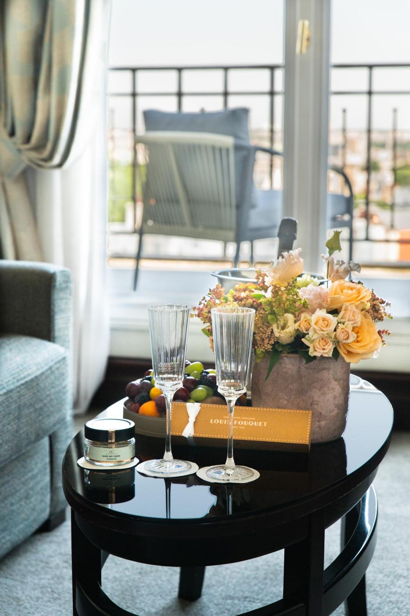 Hotel Pont Royal Париж Екстер'єр фото A welcome amenity at a hotel