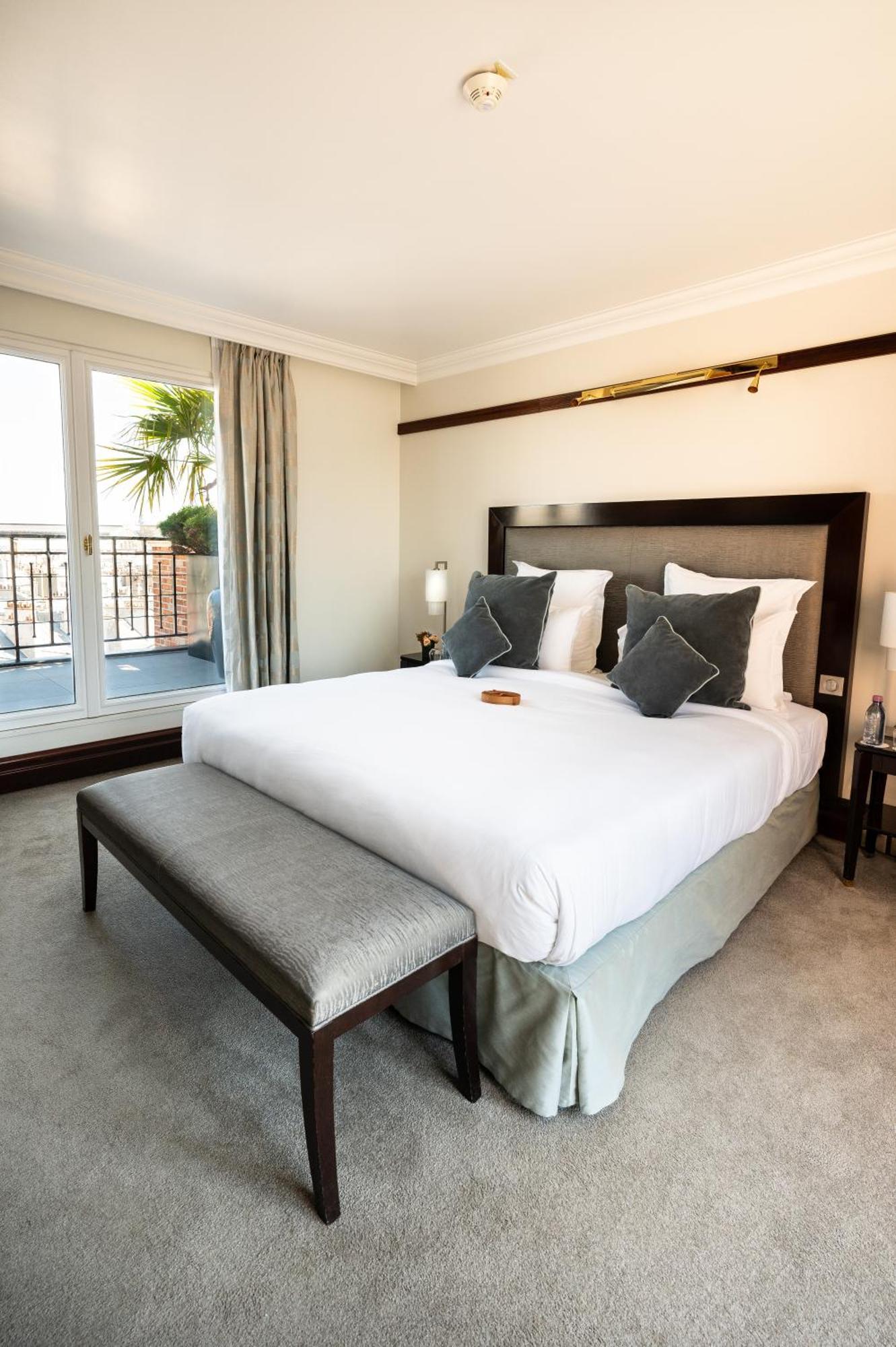 Hotel Pont Royal Париж Екстер'єр фото A bedroom at the hotel
