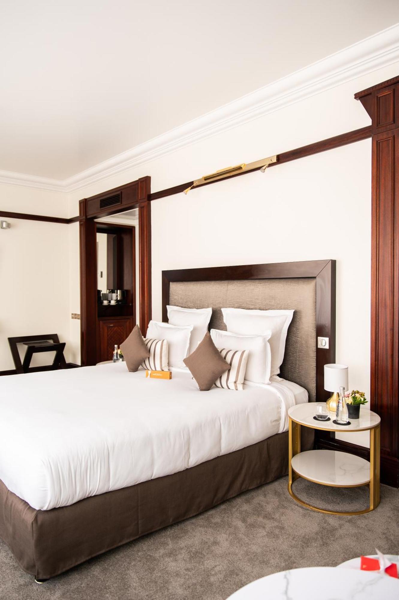 Hotel Pont Royal Париж Екстер'єр фото A bedroom at the hotel
