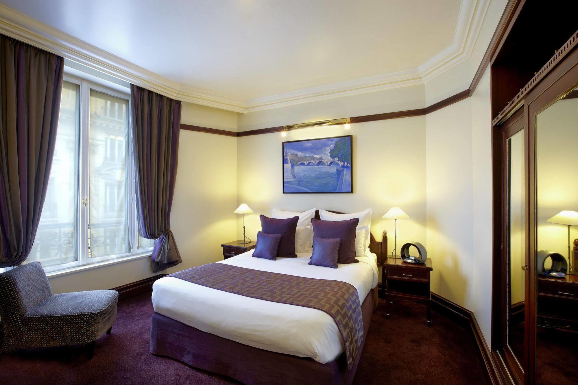 Hotel Pont Royal Париж Екстер'єр фото A room at the hotel